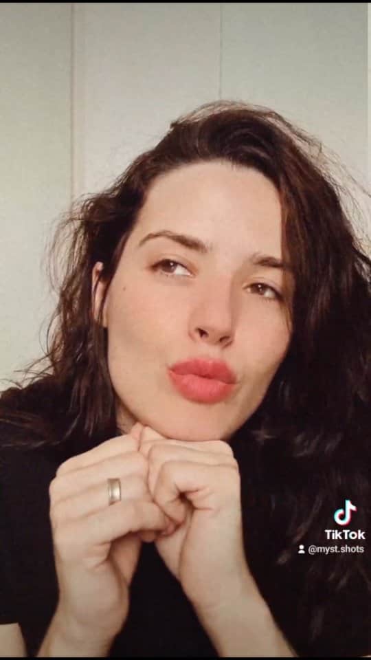 Anna Vargasのインスタグラム：「Tentando minimizar o gatilho da musica da Simone. 😆 (Respeita que eu coloquei até a musiquinha do Inception). Será que já posso me chamar de coach e vender cursos por 3mil dinheiros? 🤔 Kkkkkkk #entaoenataleoquevcfez  #motivacional」