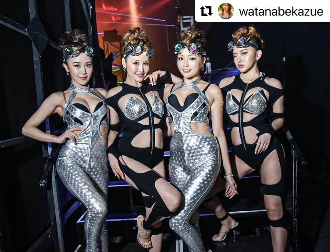 CYBERJAPAN Staffのインスタグラム：「#2daysstrong @watanabekazue  MUSIC CIRCUS'21🎪 @music_circus 🔥🔥 何度かコロナ禍で延期になってしまいましたが無事、今年もミュージックサーカス開催できて、最高な年末の思い出となりました😭✨ 大好きなフェスの大きなステージに立てて、こんなにも大好きな〝踊る〟〝パフォーマンスをする〟というお仕事をさせてもらえて、今年も、ホンマにホンマに全力で幸せでした‼️‼️‼️😭（大阪にいたからか、関西弁がまた出てきた🐙笑）  二日間駆け抜けた4人で📸 @enishipantaro 🐼 ヘアメイク👱🏻‍♀️ @setorine_hairmake  #MUSICCIRCUS #ミュージックサーカス #cyberjapan #cyberjapandancers #かずへー #サカへー」