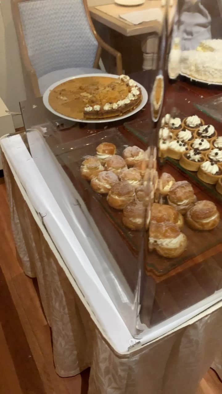 ブラッド・ゴレスキーのインスタグラム：「The Pumpkin Pie Debate: Christmas Edition 🥧🎄」