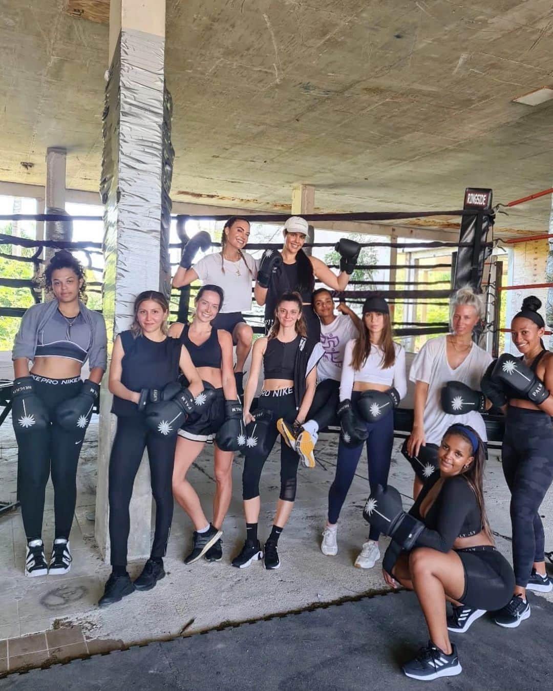 Elizabeth Chambers Hammerのインスタグラム：「Boxing Day done right. Lessons and sessions with the queen, @ramlaali 🥊」
