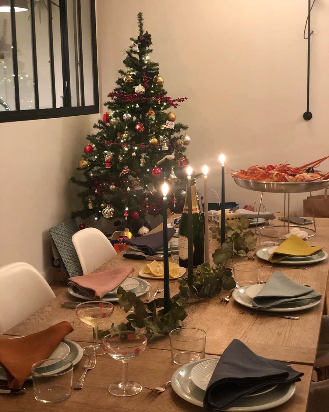 雨宮塔子さんのインスタグラム写真 - (雨宮塔子Instagram)「フォアグララバーじゃないから、フランスに暮らしながら年に2回くらいしかフォアグラは食べないけれど、その貴重な1回がクリスマスディナーでのフォアグラ。  イチヂクやレーズン入りのパンを軽くトーストして、薄くスライスしたファアグラをのせ、イチヂクのジャムをちょっと添えて。 ゲランドのフルール・ド・セル(塩の花)をふりかけ、さらに黒胡椒を挽きます。 トーストパンの熱でフォアグラの脂が溶け出すのが美味しいから、フォアグラはごくごく薄〜くスライスするのが好みです。  そんな好みがすべて合う、まほ一家とのクリスマスイブ。 クリスマスの夜には必ず暖炉に火を灯すまほです🎄  #dinerdenoel #cheminee #foiegras #fleurdeseldeguerande #イブのディナー #暖炉のあるアパルトマン  #フォアグラ　#デコにも　#まほのセンスが溢れてる　#子供たちは幼なじみ」12月27日 7時04分 - amemiya.toko
