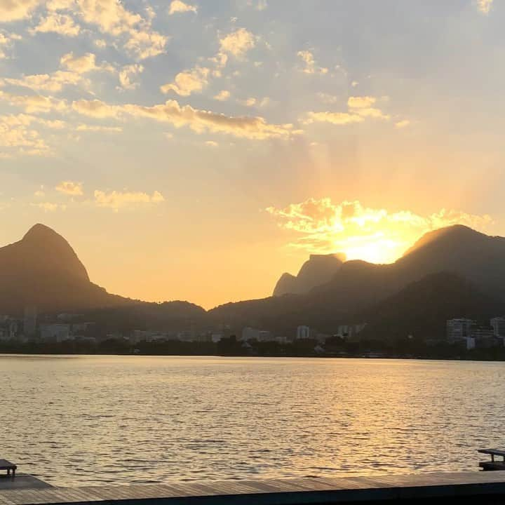 マテウス・サンタナのインスタグラム：「O Rio de Janeiro e sua mágica…. #sunset na Lagoa! #riodejaneiro #cidademaravilhosa #domingando」