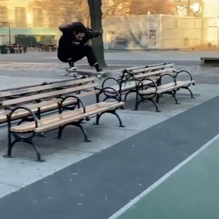 オースティン・ジレットのインスタグラム：「Some winter internet filmed by @gordondelossantos」