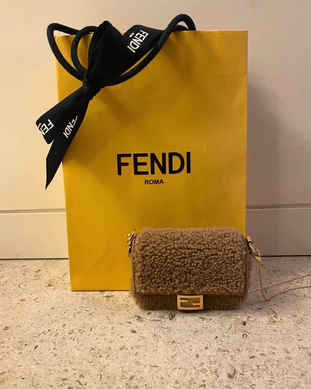 木嶋真優さんのインスタグラム写真 - (木嶋真優Instagram)「⛄️ NANO BAG @fendi 🧸 お財布忘れたり色々激しいので もうはじめてのおつかいみたいに 首から吊り下げときます。 私がこれを首から吊り下げてる時は 大金は入らないので缶ジュースかうまい棒くらいは たかってくれて大丈夫です。 来年もよろしくお願い致します。  #fashion #fendi #nanobag #おい、カードならいくらでもいけるだろ、 もはや小銭より何枚でも入るだろというツッコミはやめてください」12月27日 8時56分 - mayukishima