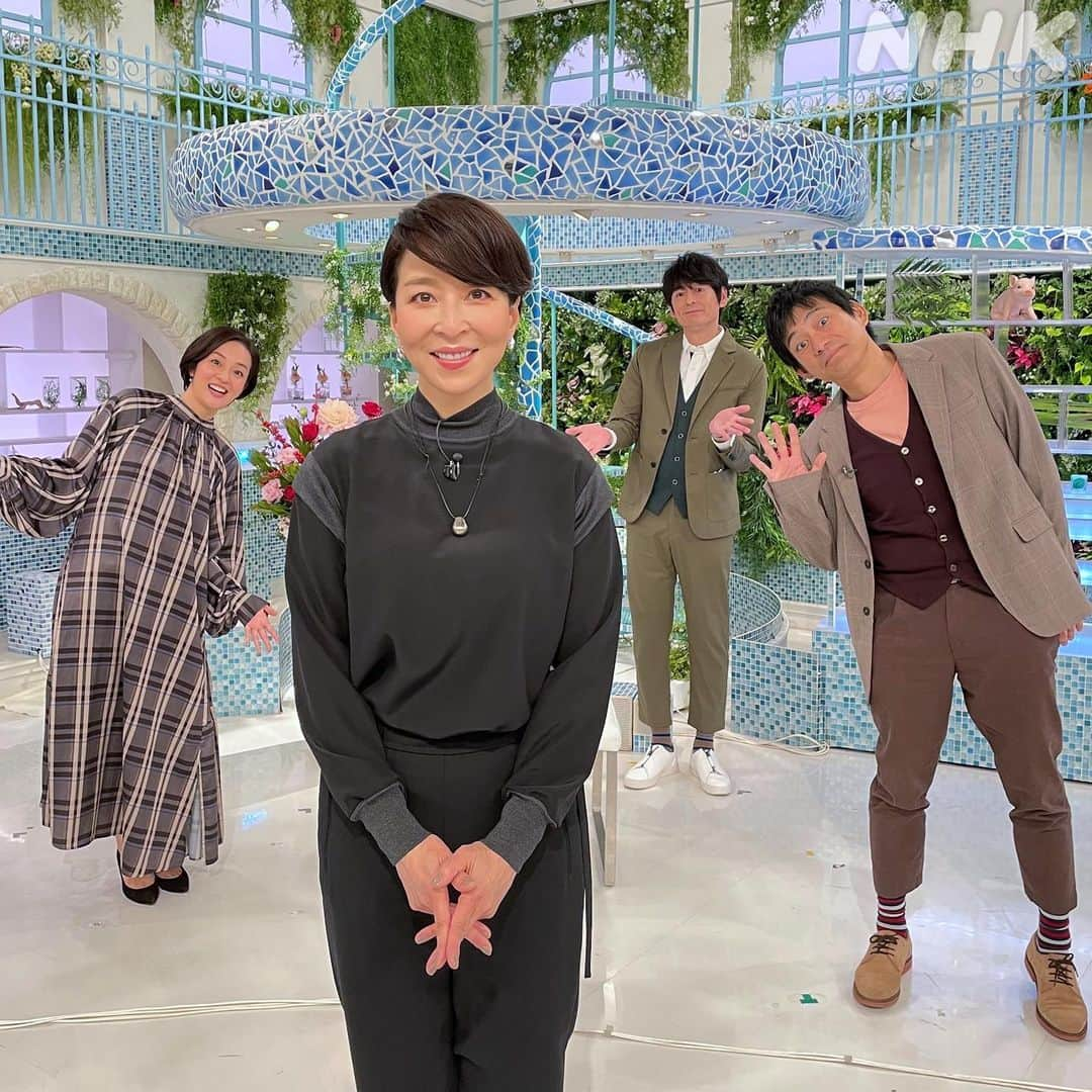 あさイチさんのインスタグラム写真 - (あさイチInstagram)「鈴木奈穂子です。  今日のプレミアムトーク、ゲストは真矢ミキさん。 黒の衣装に身を包み 颯爽とスタジオに入られる姿に、みんなくぎ付け😍  23年ぶりに男役として舞台に立った話や、 朝の情報番組の司会をされていた時の 舞台裏の話を伺いました。  きょうは視聴者の皆さんからのメッセージを ほとんどご紹介できませんでしたが、 番組にはたくさん届いていました！  皆さんありがとうございました😌  小さいお子さんからの似顔絵や、 「大スターなのに飾らない、 　それでいて品もユーモアもある真矢さん最高！」とか、  「私も真矢さんに声をかけてもらった事があります」  「街中で真矢さんを見かけて声をかけたら 　たくさんお話ししてくれました」などなど、  真矢さんとの遭遇エピソードもたくさん寄せられました。 街中で意気投合した人とそのあとお茶しに行く… という話、驚いたなぁ（笑）  #真矢ミキ さん  #プレミアムトーク #ゲスト #宝塚 #宝塚歌劇団 #宝塚og #トップスター #男役 #情報番組 #MC  #博多華丸大吉  #鈴木奈穂子 アナ #nhk #あさイチ #8時15分から」12月3日 16時46分 - nhk_asaichi