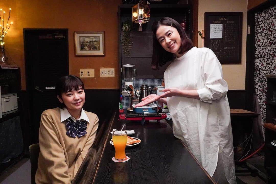 原田知世さんのインスタグラム写真 - (原田知世Instagram)「ドラマ「スナックキズツキ」 第9話 今夜0:12から どうぞお楽しみに♪  今宵は芽衣ちゃんと雨宿りするのさ（╹◡╹）  #吉柳咲良 さん #スナックキズツキ #益田ミリ #テレビ東京」12月3日 16時47分 - o3a3_haratomo