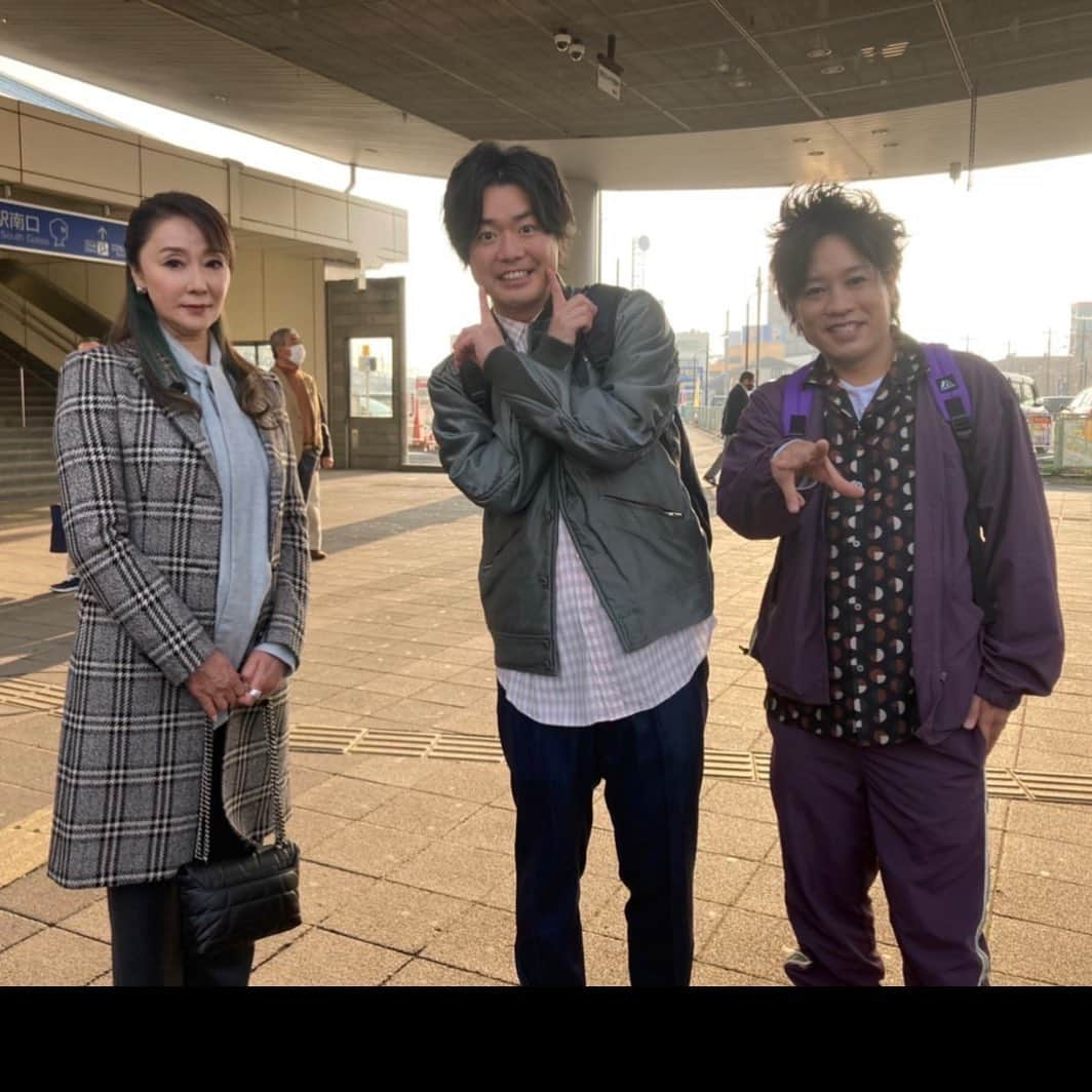 浅野ゆう子さんのインスタグラム写真 - (浅野ゆう子Instagram)「明日　18時30分より　テレビ東京で放送になります  土曜スペシャル  【ぺこぱのローカル鉄道寄り道旅】  錦秋の秩父路をGO！ 過酷度もUP  に、出演させていただいております。  ぺこぱのお二人とは初めてご一緒させていただきました。  とても楽しい旅でした　^_^  ご覧になって下さいね　^_^  #テレビ東京 #土曜日 #スペシャル #ローカル鉄道 #ローカル線 #錦秋 #秩父鉄道 #ぺこぱ　さん #そして #マドンナ　は #私　^_^ #浅野ゆう子」12月3日 16時51分 - yukoasano_official