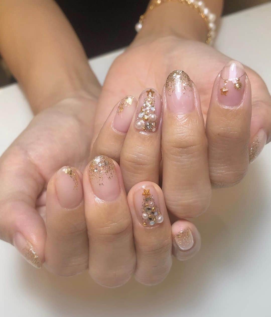 畑田亜希さんのインスタグラム写真 - (畑田亜希Instagram)「New Christmas nails 🎄 ・ 可愛くて見る度テンション上がるし家事もはかどる☺️💕 ・ @allongee_beauty_design__nail  ❤️ ・ #2021 #sg #singapore #christmas #christmasnails #nails #newnails #クリスマスネイル」12月3日 16時52分 - akihatada
