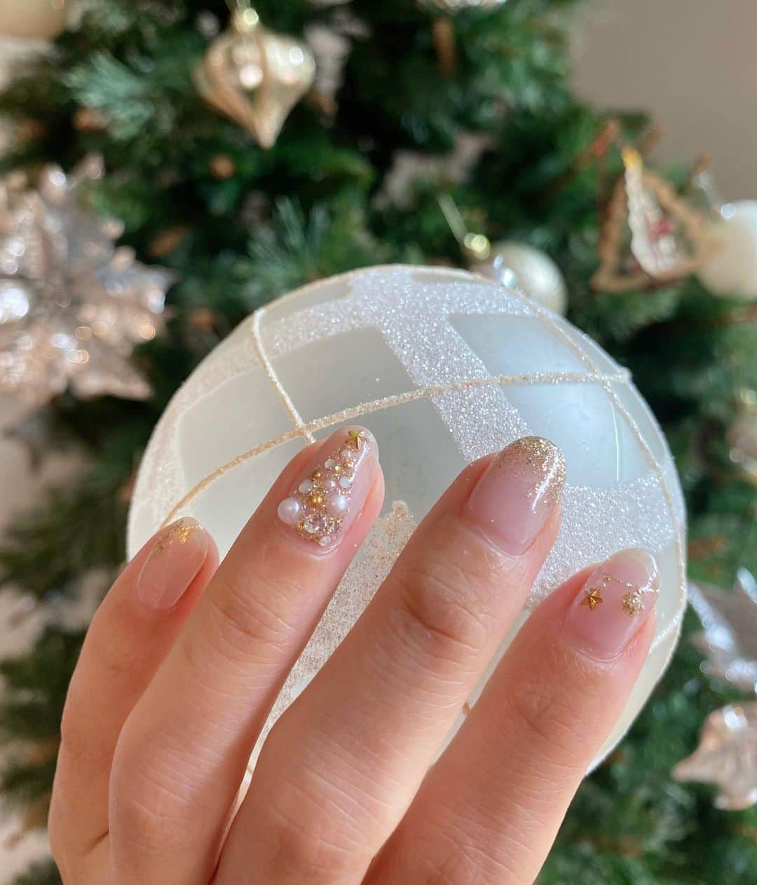 畑田亜希さんのインスタグラム写真 - (畑田亜希Instagram)「New Christmas nails 🎄 ・ 可愛くて見る度テンション上がるし家事もはかどる☺️💕 ・ @allongee_beauty_design__nail  ❤️ ・ #2021 #sg #singapore #christmas #christmasnails #nails #newnails #クリスマスネイル」12月3日 16時52分 - akihatada