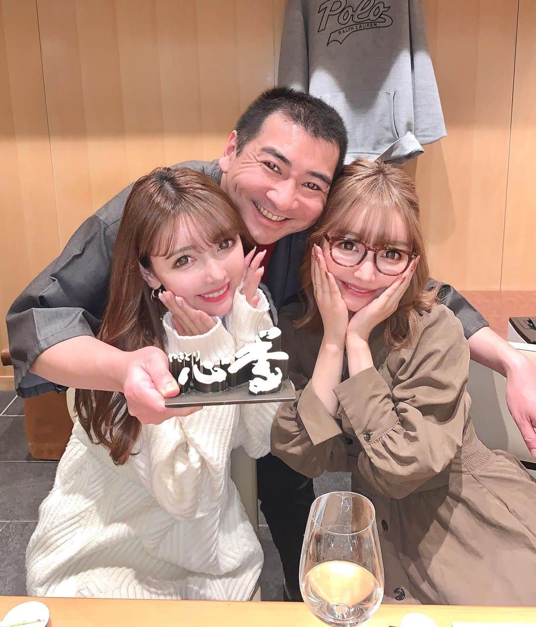 吉川ちかさんのインスタグラム写真 - (吉川ちかInstagram)「超予約困難店の やきとり心香さんへ🥺💓 双子で連れてってもらいました！  大将さんがすごーく 面白くてもう大爆笑の嵐でした🤣💓  料理も最高に美味しいし ひとつひとつが素晴らしくて 大将さんのこだわりがすごいっ！！ 双子さん大興奮でした✌️ オムライスも作って頂けた🥺💓  大将さんって最初言ってたのに 最後「ママ」になっててうけた！ 久しぶりにお腹抱えて笑った日でした🤣💓 素敵なお料理と時間をありがとうございました！  #やきとり心香#やきとり#予約困難店#大爆笑な日#楽しかった#happy#ありがとうございました」12月3日 16時53分 - yoshikawachika_1116