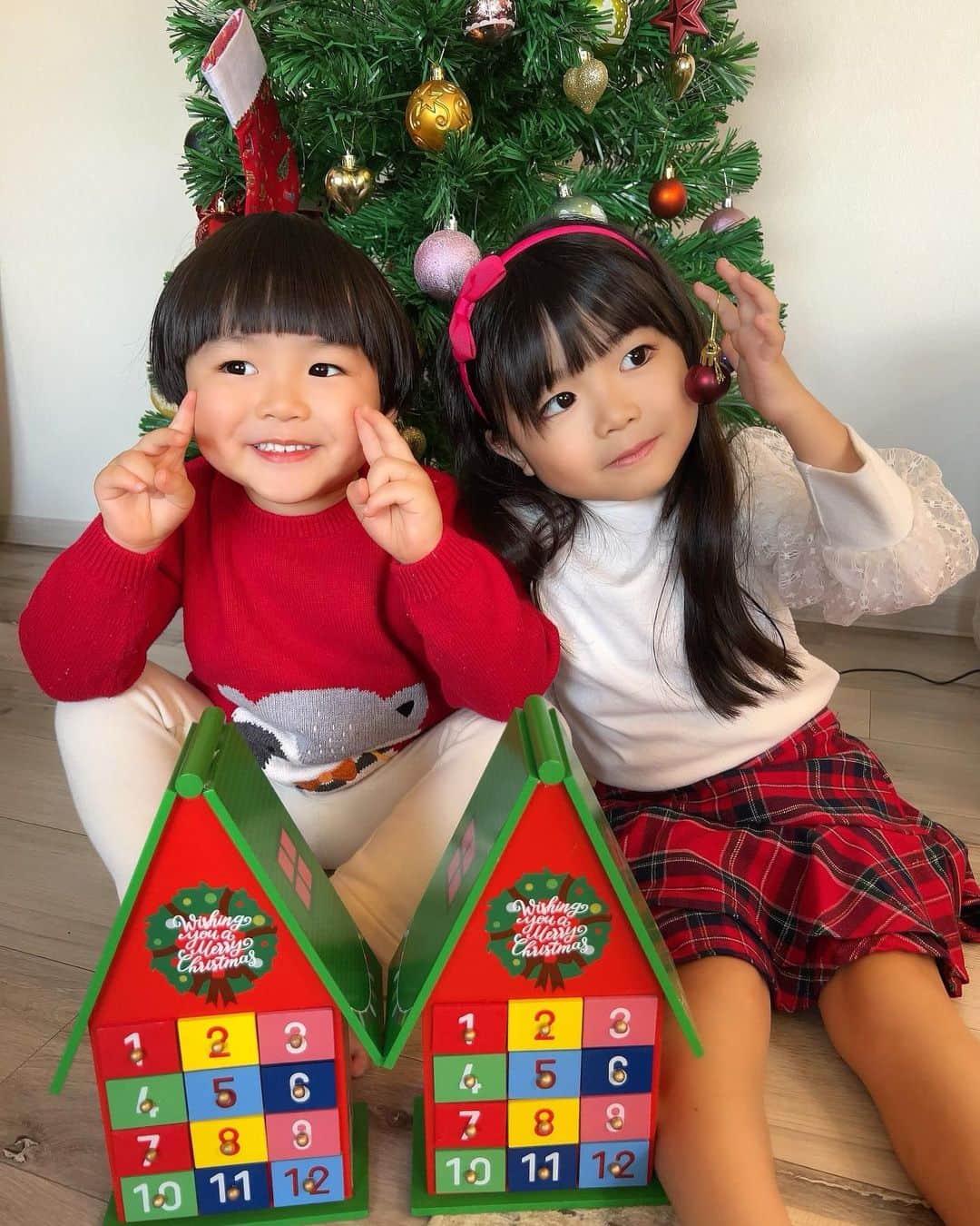 河内麻沙美さんのインスタグラム写真 - (河内麻沙美Instagram)「#アドベントカレンダー 🎄 ． ． 12月になりましたね🎄🎁🎅🌟 子供たちにとって、初めてのアドベントカレンダー🗓🎄💓 毎日カレンダーを開けていくのを楽しみに過ごしてるよ🥰🥰 可愛い…❤️ 今年はサンタさんになにお願いするのかな？🎅🏻 ． おすましLILIちゃん👧🏻と、おちゃらけRIKUくん👦🏻 3枚目…え👦🏻←笑 12月もよろしくお願いします🥰🙏💓 ． #カレンダー#クリスマス#クリスマスカウントダウン#年子#年子育児#リンクコーデ#クリスマスコーデ#姉弟#姉弟コーデ」12月3日 17時35分 - masamikouchi