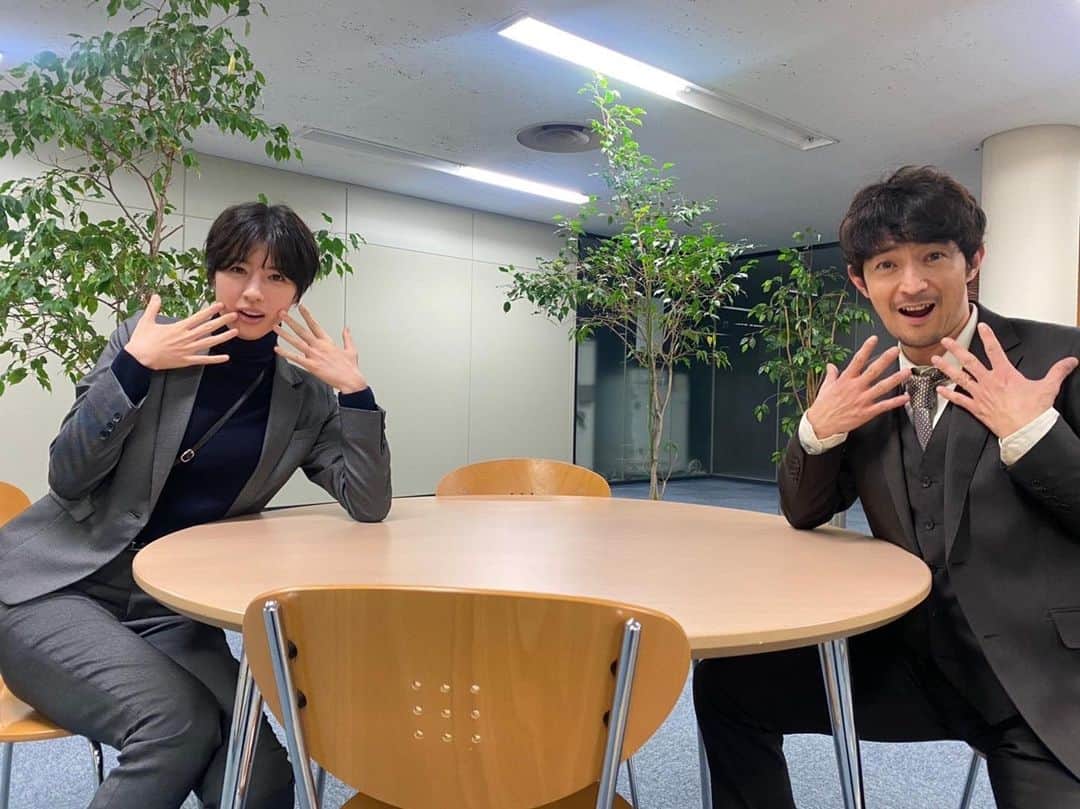 最愛のインスタグラム：「新しいハンドクリームコンビの誕生⁉️ 今日の8話は山尾さんと桑子のちょっとヒヤヒヤしてしまうシーンも、見どころです😳‼︎  #最愛ドラマ #tbs #佐久間由衣 #津田健次郎 #第8話今夜10時」