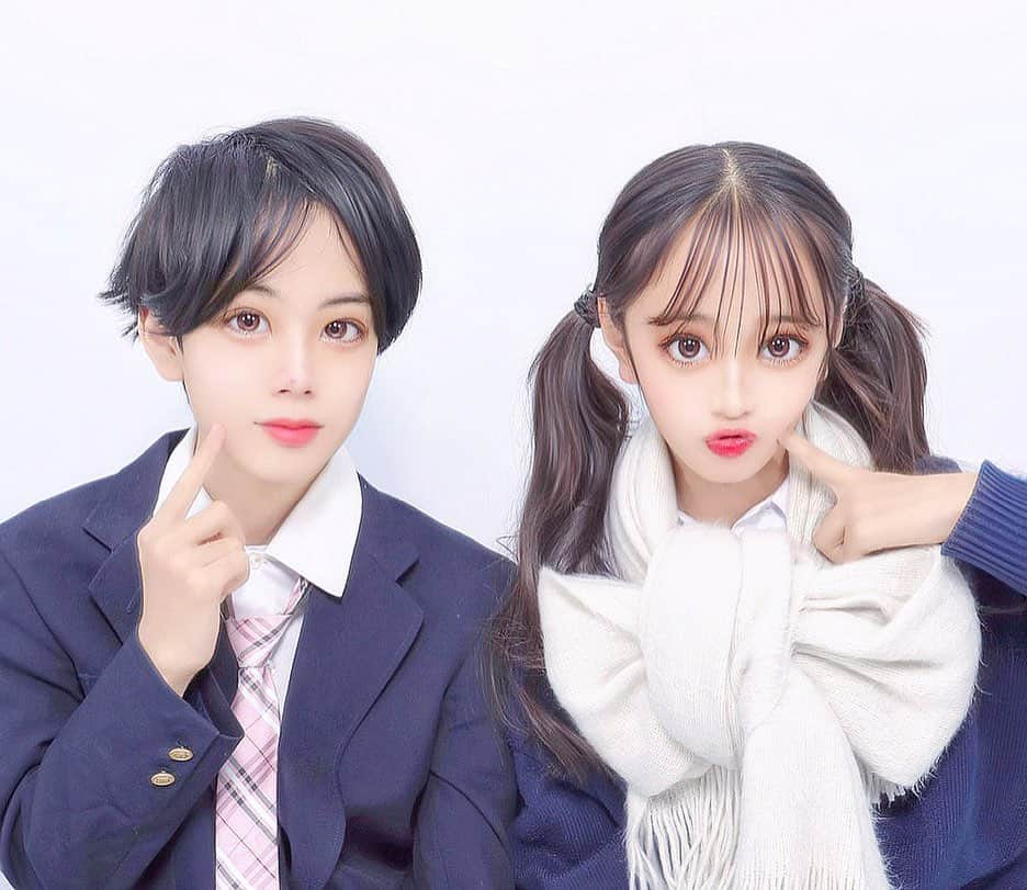 のインスタグラム：「. 制服コーデ👦🏻👧🏻 ネクタイ以外このコーデで学校行ってるよ💕 この間美容院行ってきたよ✂️ プリクラはくと寝癖ひどいけど😭 みゆうは前髪ありとなし両方できる2wayにしたよ💕 インフルの予防接種して腕がまだいたい😭 #instagram #instagood #instalove #instalike #97パーセント #97 #instafashion #ぷりんと倶楽部 #ぷりくらぽーず #プリクラ #fashion #love#制服」