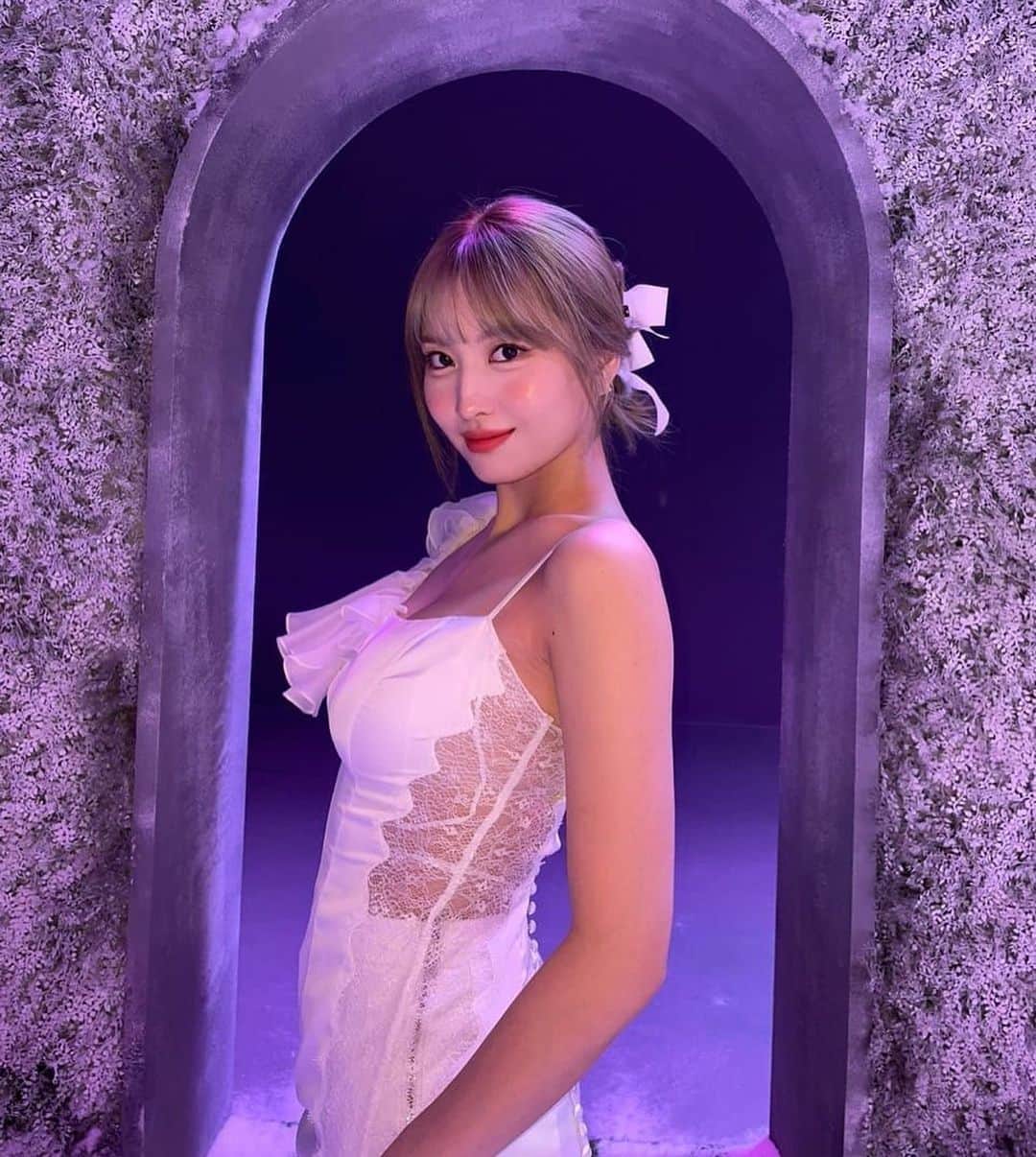 モモのインスタグラム：「what a princess 😭🤍 stream doughnut!!! 🍩  -  #MOMO #트와이스 #모모 #平井もも #もも #TWICE」