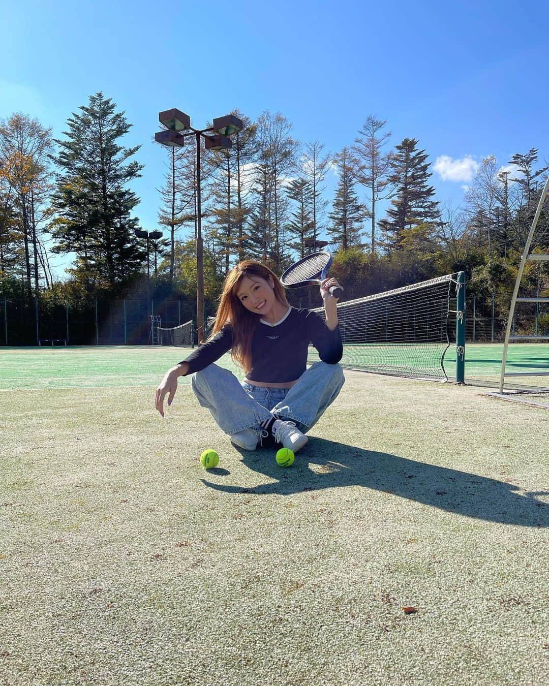 渡辺加和さんのインスタグラム写真 - (渡辺加和Instagram)「初テニス体験🎾⭐️  バドミントン🏸はやったことあったんですが、テニスは人生で初でした(ﾟoﾟ;; ラケットの重さが比べもんにならへん。。。足もめっちゃ筋肉痛やし。。。🦵 でも身体動かして気持ちよかったです😆☀️ いい運動になったかなって健康的な考えです！💕  こんなにダサいラケットの振り方なんやーって、動画見てあとあと凹んだ。 笑顔満点で空振り🥺笑  #かずへー #テニス #テニへー #スポーツの秋」12月3日 17時49分 - watanabekazue