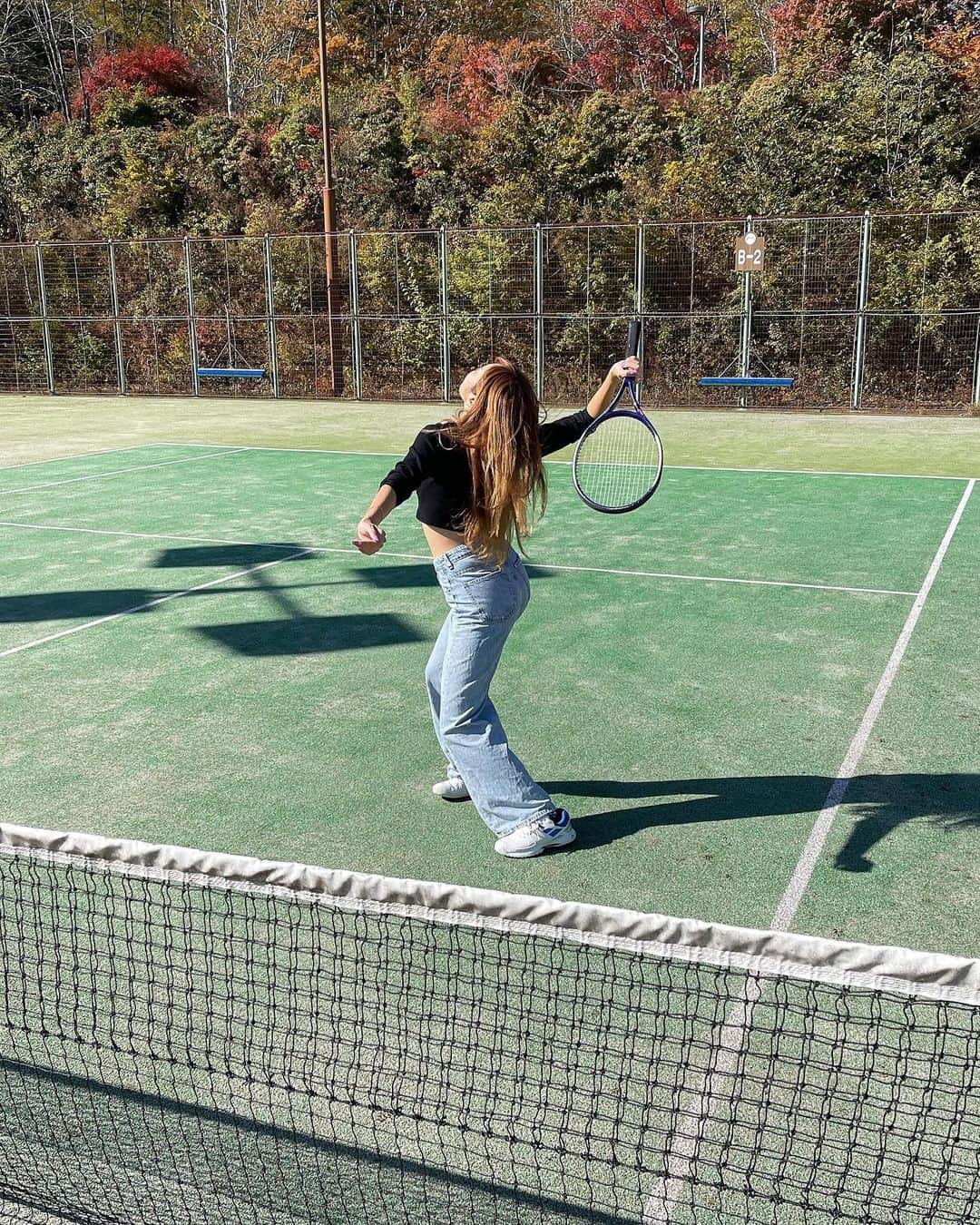 渡辺加和さんのインスタグラム写真 - (渡辺加和Instagram)「初テニス体験🎾⭐️  バドミントン🏸はやったことあったんですが、テニスは人生で初でした(ﾟoﾟ;; ラケットの重さが比べもんにならへん。。。足もめっちゃ筋肉痛やし。。。🦵 でも身体動かして気持ちよかったです😆☀️ いい運動になったかなって健康的な考えです！💕  こんなにダサいラケットの振り方なんやーって、動画見てあとあと凹んだ。 笑顔満点で空振り🥺笑  #かずへー #テニス #テニへー #スポーツの秋」12月3日 17時49分 - watanabekazue