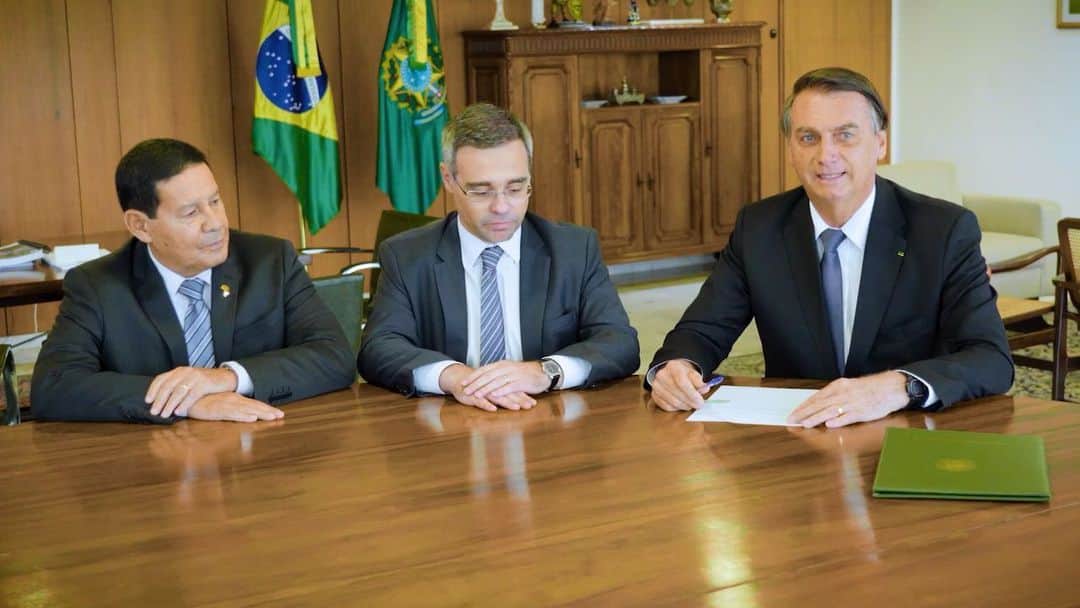 ジルマ・ルセフのインスタグラム：「Com a aprovação do nome do ex-ministro da Justiça e ex-advogado-geral da União André Mendonça pelo Senado Federal, o Presidente Jair Bolsonaro assinou, nesta quinta-feira (2/12), o seu decreto de nomeação para assumir o cargo de ministro do Supremo Tribunal Federal (STF).  A nomeação foi publicada em edição extra do Diário Oficial da União desta quinta e a posse está marcada para 16 de dezembro.」