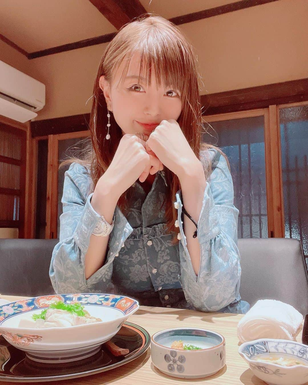 satomiさんのインスタグラム写真 - (satomiInstagram)「🐡🍽 ・ 見てみて！大きい白子さん✨🐡 今までで1番のフグ料理屋さん🐡 ・ 築地の『ふぐ倶楽部miyawaki別邸』（@fugu_club_miyawaki）へ🍽 ・ てっさ、白子、お寿司、焼きフグ、春巻き、ソウメン、雑炊、唐揚げ…🤤どれも最高！ ・ こんな肉厚のフグ刺し初体験🌟 今まで薄いのしか食べたことなかった笑😭もうここ行ったら他のお店いけない〜🐡 ・ 2階も満席の人気店✨カウンター独占させて頂きました！ありがとうございます🥺🥺 ・ お店の雰囲気も古民家風で落ちつきます🏠東京カレンダー✏️ ・ やっぱり美味しいものは幸せ気分☺️ ・ PR @fugu_club_miyawaki #築地グルメ #銀座グルメ  #ふぐ料理 #贅沢グルメ  #ふぐ #最高の時間 #白子 #ヒレ酒 #テッサ #築地ディナー #銀座ディナー」12月3日 10時13分 - saatoomii47