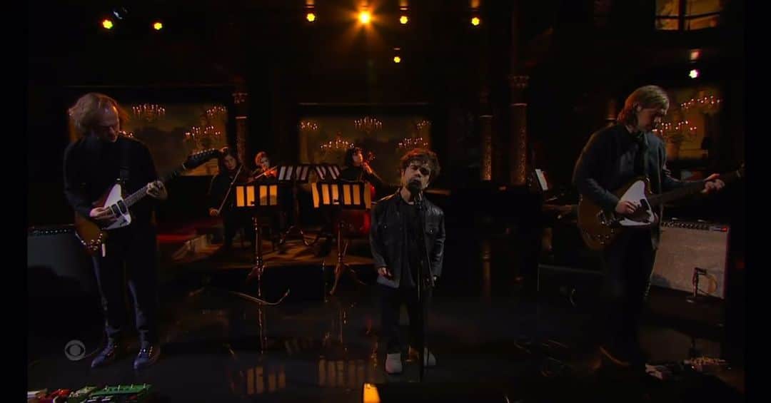 ピーター・ディンクレイジのインスタグラム：「Peter Dinklage performing “Your Name” on The Late Show with Stephen Colbert」