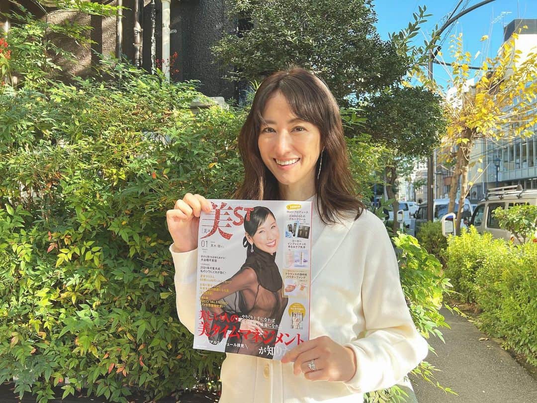 前田ゆかのインスタグラム：「今日12月3日（金）は 「第12回国民的美魔女コンテスト」の最終選考が開催されます。  18時～SHOWROOMにてライブ配信されます！  美STのLINEアカウントからはリアルタイムで投票ができるので、ぜひ参加して下さいね。  ファイナリスト10名の皆さん 頑張ってください🤍  SHOWROOM　http://www.showroom-live.com/bimajo2021  LINE　　　 <http://lin.ee/oGKBmYN> http://li <http://lin.ee/oGKBmYN> n.ee/oGKBmYN   ＃国民的美魔女コンテスト＃美ST＃美魔女」