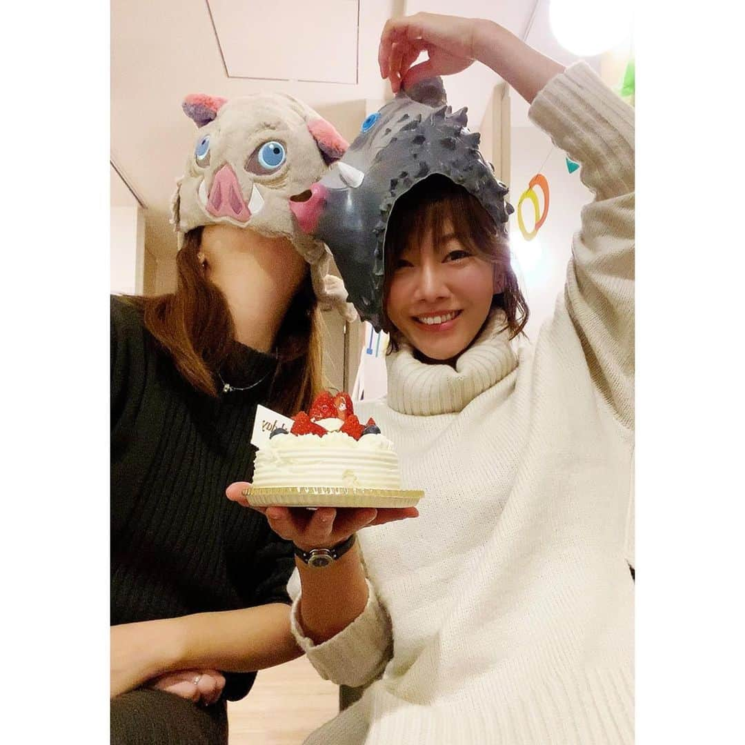 高木沙織さんのインスタグラム写真 - (高木沙織Instagram)「おめでとう🎂 ありがとう🎂 * 去年は伊之助だった私たちも 少しは大人の女性になれたでしょうか。 * * #誕生日 #おめでとう #happybirthday  #🎂 #鬼滅の刃　遊廓編始まるね #伊之助 #猪子」12月3日 11時35分 - saori_takagi