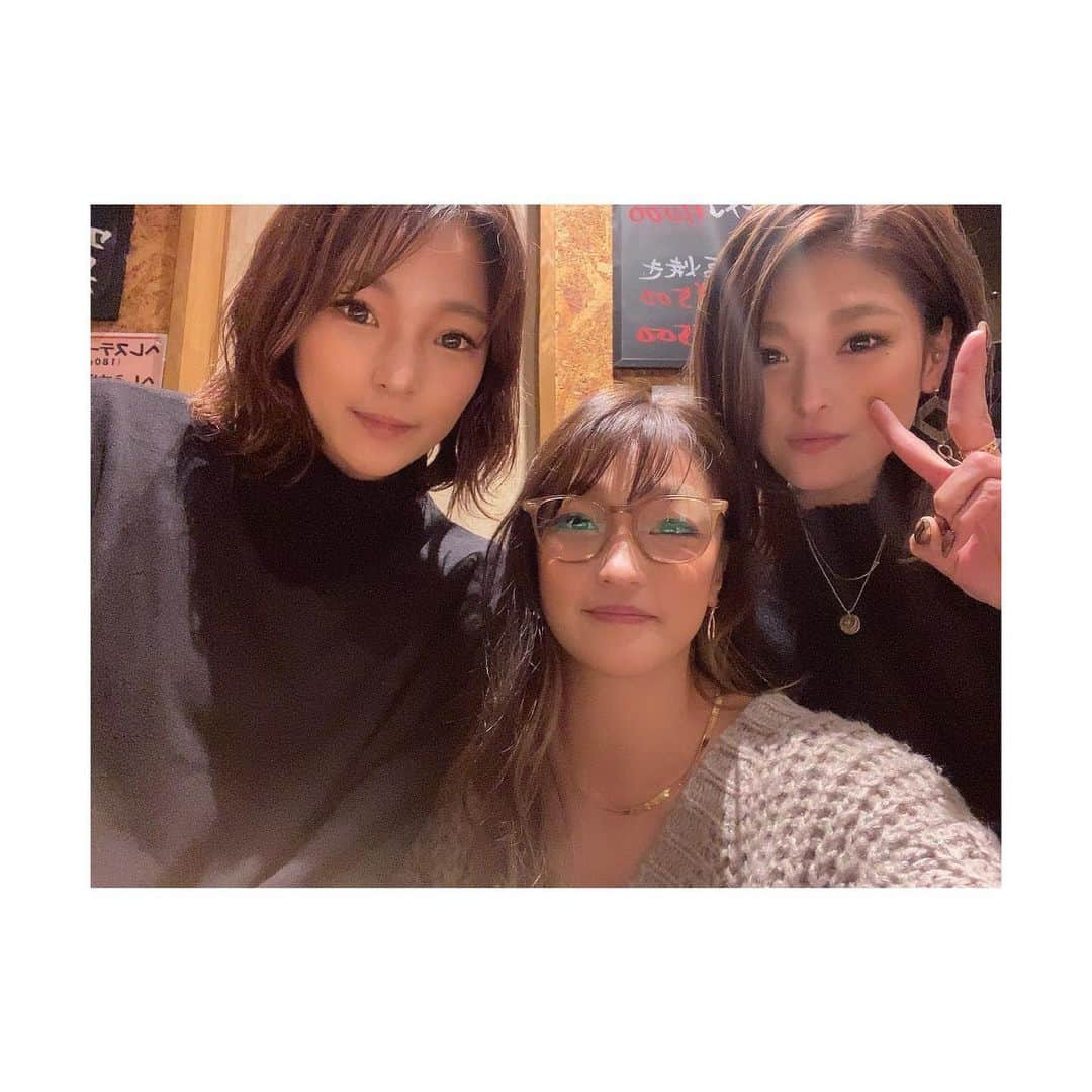 RENA（久保田玲奈）さんのインスタグラム写真 - (RENA（久保田玲奈）Instagram)「先日チラッと大阪に帰ってきました😊❤️  お母さんとデートしてきたよ✌️ 30歳の記念に何か買ってもらう約束してたんけど、やっと決めれた💍✨✨ ❤️BOUCHERON❤️大切にするね。 ありがとう☺️💓  次女、三女とその子供達（私は4姉妹の末っ子、12人の甥っ子姪っ子がいます笑）ともご飯行けたし、親友にも会えて、大好きな人達に囲まれて楽しかった😚✨  ただ2泊3日じゃ足りない笑 お正月はもう少しゆっくり帰れると思うから会えてない人達にも会いたいな😮‍💨❤️  #大阪 #boucheron  #ブシュロン #宝物が増えました」12月3日 11時45分 - sb_rena