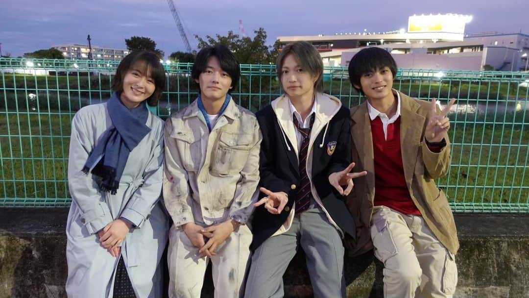貫地谷しほりのインスタグラム：「明日は９話放送！ とても青春です。 写真の撮影の日も、ずいぶん前な気がするな。 生徒たちが仲良しで いつも微笑ましいです。 #土ドラ #顔だけ先生 #神尾楓珠 #綱啓永 #櫻井海音」