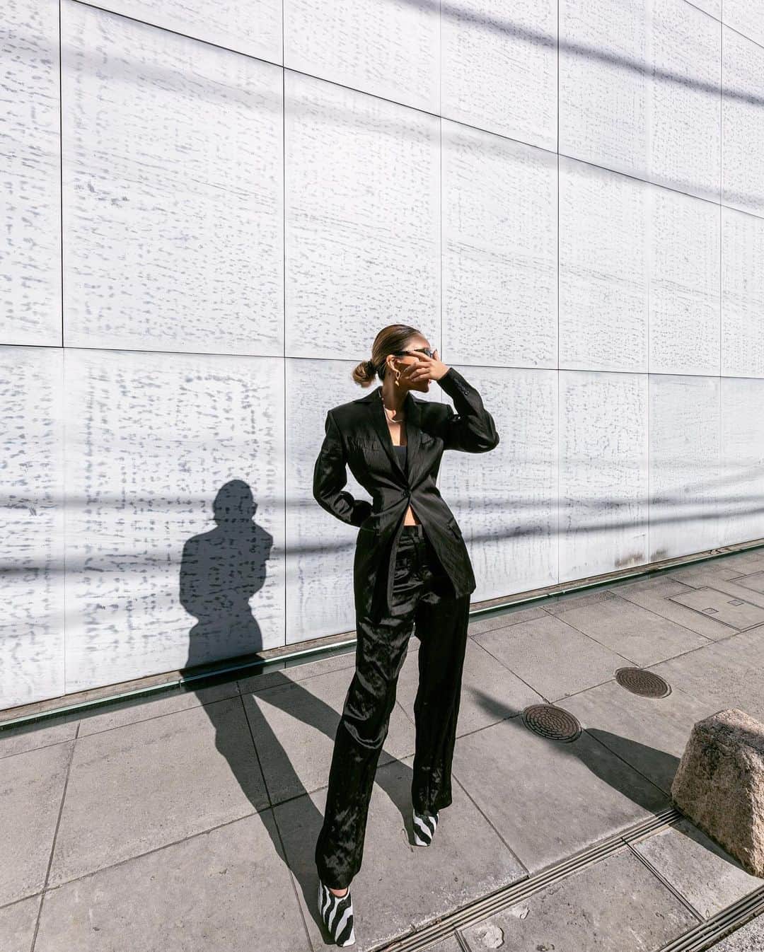 MARISのインスタグラム：「Work with new suit @alexanderwangny 🔥 Heels:#bottegaveneta 🦓❤️」