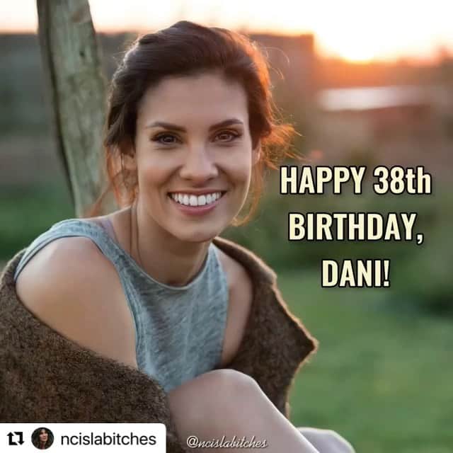 ダニエラ・ルーアのインスタグラム：「OH MY GOSH… Thank you sooooo much for such a beautiful video! All of you who participated with videos and photos and messages. You guys my heart is full today and you are all part of it ♥️♥️♥️♥️ . Ó MEU DEUS… obrigada por este video tão lindo! A todos que participaram com videos, fotos e mensagens, o meu coração está cheio e vocês fizeram parte disso ♥️♥️♥️ . Malandros @madalenaalberto @matambajoaquim @ncislabitches 🤗 #birthdaygirl #grateful #thankyou」