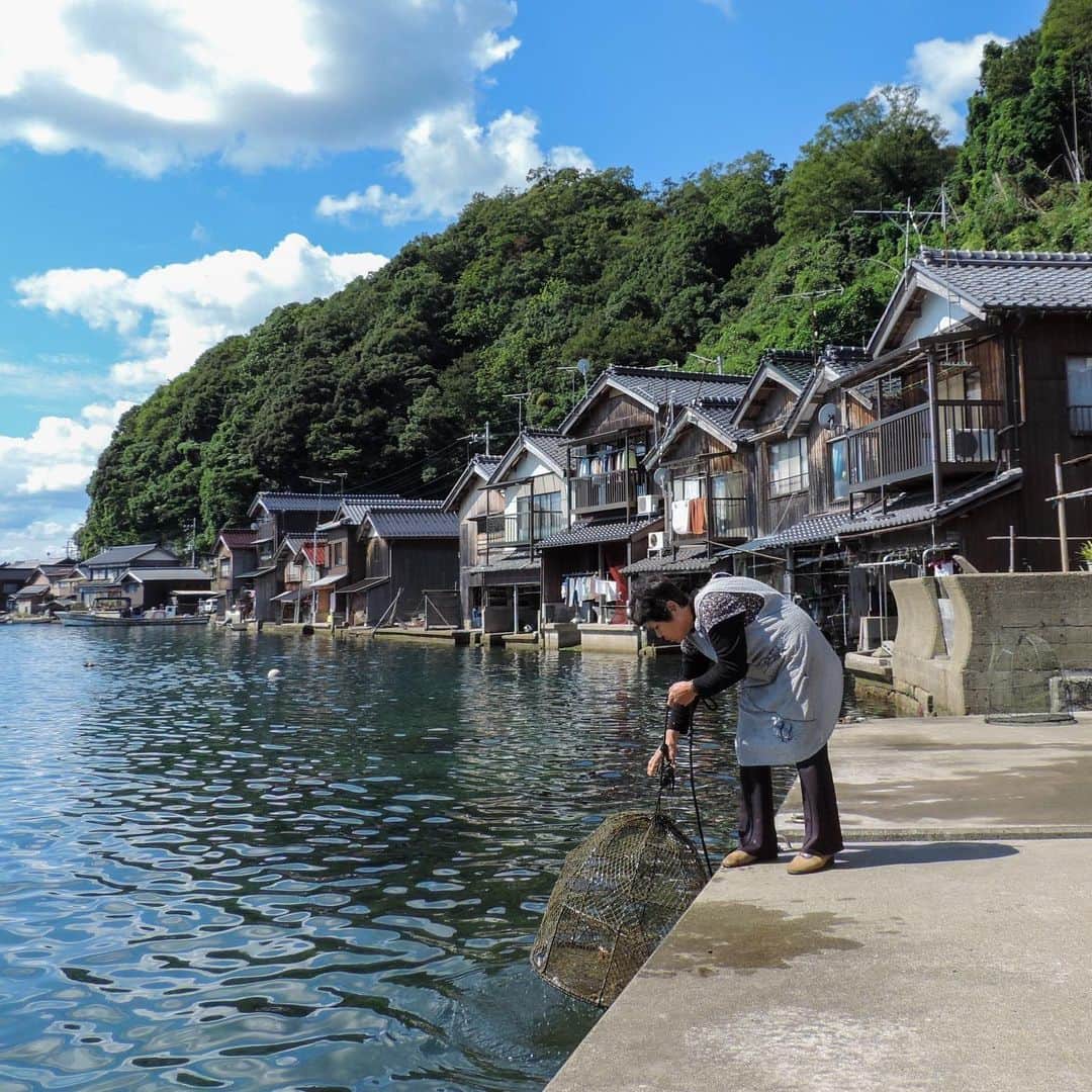 安田美沙子さんのインスタグラム写真 - (安田美沙子Instagram)「京都の話をしていると、京都の友人から伊根のブリが届きました！舟屋で有名な伊根町は日本三大鰤（ブリ）漁場のひとつだそうです！脂ののったブリを薄く切ってしゃぶしゃぶで食べるのがオススメなんだそう✨  脂が乗って、柔らかくて、さっぱりしたポン酢とおろしで頂くのは幸せの瞬間でした☺️✨ これからの季節、お客様に鰤しゃぶでおもてなしをしても、喜ばれそう🤍    私の大切なふるさと京都府では、 府民限定でお得に旅行を楽しめる 「きょうと魅力再発見旅プロジェクト」 が実施されています。   伊根の舟屋のお宿に泊まってみたいな☺️✨   ブリしゃぶは「伊根町オンラインショップ」でも購入することができますよ！     詳しくは「きょうと魅力再発見旅プロジェクト」で検索してくださいね。 @uminokyoto_official     #海の京都 #福知山市 #舞鶴市 #綾部市 #宮津市 #京丹後市 #伊根町 #与謝野町 #天橋立 #夕日ヶ浦 #伊根の舟屋 #福知山城 #二王門 #丹後ちりめん #赤れんがパーク #きょうと魅力再発見旅プロジェク #伊根ブリ #伊根の舟屋 #　#pr」12月3日 13時43分 - yasuda_misako