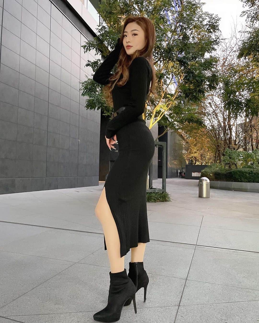 MIYABIのインスタグラム：「こんにちは🌞  冬は黒着がち🖤🖤🖤  今日は友達とオムライス食べに行ってきまぁす😋  素敵な1日を💕  #サイバージャパン」