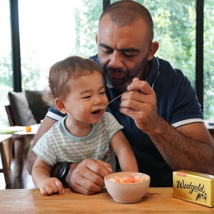 リーチマイケルのインスタグラム：「私が日本に住み始めた頃、朝食でよくご飯に明太子とバターをのせて食べていました。私はこれが大好きでした。私の大好きな@westgoldnzのバターを試してみてください。#ウェストゴールド #ウェストゴルドンズ #ウェストゴルドバター #pr」