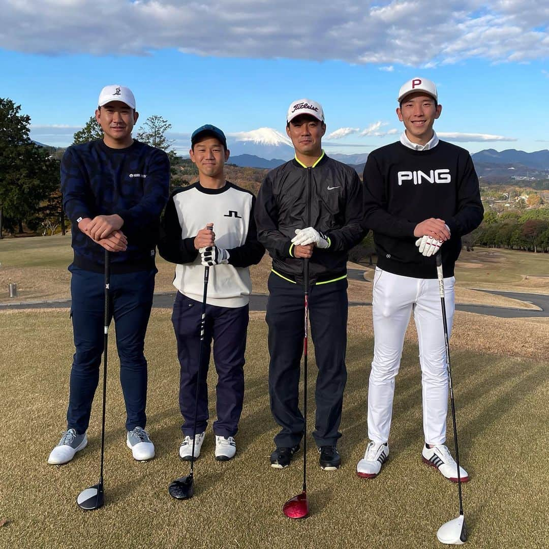 読売巨人軍さんのインスタグラム写真 - (読売巨人軍Instagram)「#ともに強く #納会ゴルフ⛳️ #菅野智之 投手 #戸郷翔征 投手 #河原宏誓 ブルペン捕手 #佐藤琢哉 トレーナー #巨人 #giants #ジャイアンツ #読売ジャイアンツ #野球 #プロ野球 #東京 #tokyo」12月3日 14時59分 - yomiuri.giants