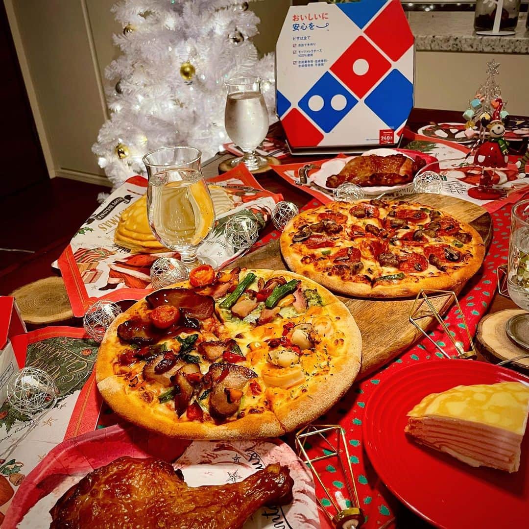 ひまひまチャンネルさんのインスタグラム写真 - (ひまひまチャンネルInstagram)「皆さん今年のXmasはどうやって過ごしますか？👀✨  私は今年も家で家族とまったりします🙋‍♀️🤍  Xmasパーティーはドミノ・ピザの『クリスマス・コレクション』で！！🤤🎄🎁  まさかのパパサンタが美味しいピザを届けてくれました！🎅 ありがとうー！🍕  スペシャルなピザが2枚と、大きなチキン、ミルクレープケーキまでセットになっていて見た目も食べ応えもめっちゃ豪華✨ ピザのトッピングもクリスマスカラーで、このセットがテーブルに並ぶだけでクリスマス気分MAXだし豪華なセットで家族みんな満足😚👨‍👩‍👧‍👦  しかもなんと！！ こちらの豪華なセットを事前に公式アプリから予約注文するとまさかの50%OFFの超お得なクーポンが付いてくるみたい😳🤍これは予約するしかない✨😎📱✨  いろいろ入ったセットだからママも楽ちんって喜んでたし、パパもあっちこっち買いに行かなくてすんだから、ついにサンタにまでなっちゃった😂🎅 おかげで準備の時間も省けて楽しくクリスマスパーティーの時間を過ごせました！  ちなみにプレミアムローストチキンは12/13から販売されるみたい🍗 クリスマスはやっぱりチキンも食べたいですよね😋  ってことで皆さん、ドミノ・ピザのセットでよいクリスマスを過ごしてみてはいかかですか💝 * #ドミノピザ #クリスマスコレクション #クリスマスパーティー #失敗しないクリスマス #クリスマスプレミアムセット #ドミノピザ #おうちクリスマス #クリパ #ドミノしか勝たん #PR #サンタコス #パパサンタ #ドミノクリスマス」12月3日 15時02分 - himahima_channel