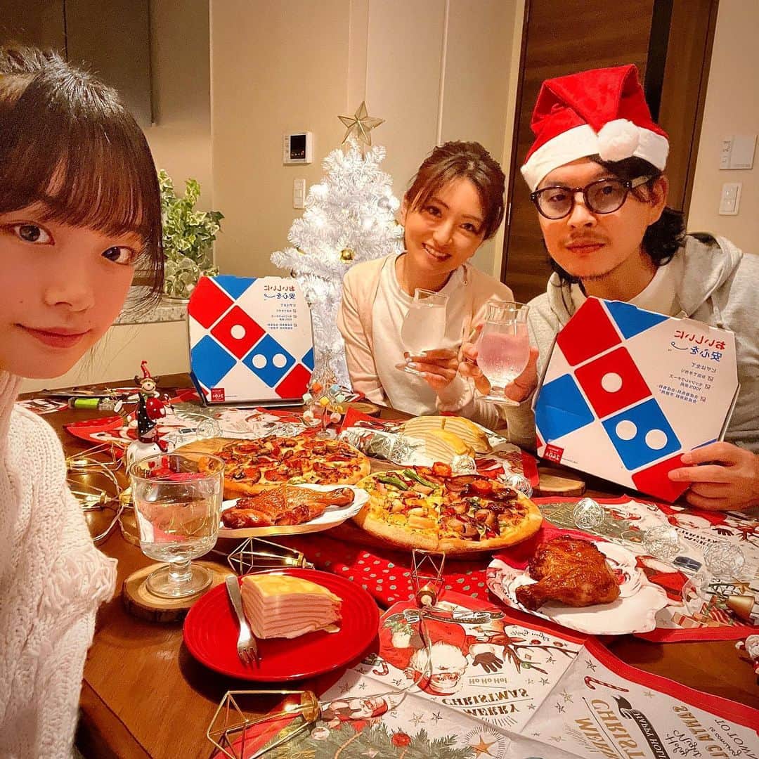 ひまひまチャンネルさんのインスタグラム写真 - (ひまひまチャンネルInstagram)「皆さん今年のXmasはどうやって過ごしますか？👀✨  私は今年も家で家族とまったりします🙋‍♀️🤍  Xmasパーティーはドミノ・ピザの『クリスマス・コレクション』で！！🤤🎄🎁  まさかのパパサンタが美味しいピザを届けてくれました！🎅 ありがとうー！🍕  スペシャルなピザが2枚と、大きなチキン、ミルクレープケーキまでセットになっていて見た目も食べ応えもめっちゃ豪華✨ ピザのトッピングもクリスマスカラーで、このセットがテーブルに並ぶだけでクリスマス気分MAXだし豪華なセットで家族みんな満足😚👨‍👩‍👧‍👦  しかもなんと！！ こちらの豪華なセットを事前に公式アプリから予約注文するとまさかの50%OFFの超お得なクーポンが付いてくるみたい😳🤍これは予約するしかない✨😎📱✨  いろいろ入ったセットだからママも楽ちんって喜んでたし、パパもあっちこっち買いに行かなくてすんだから、ついにサンタにまでなっちゃった😂🎅 おかげで準備の時間も省けて楽しくクリスマスパーティーの時間を過ごせました！  ちなみにプレミアムローストチキンは12/13から販売されるみたい🍗 クリスマスはやっぱりチキンも食べたいですよね😋  ってことで皆さん、ドミノ・ピザのセットでよいクリスマスを過ごしてみてはいかかですか💝 * #ドミノピザ #クリスマスコレクション #クリスマスパーティー #失敗しないクリスマス #クリスマスプレミアムセット #ドミノピザ #おうちクリスマス #クリパ #ドミノしか勝たん #PR #サンタコス #パパサンタ #ドミノクリスマス」12月3日 15時02分 - himahima_channel