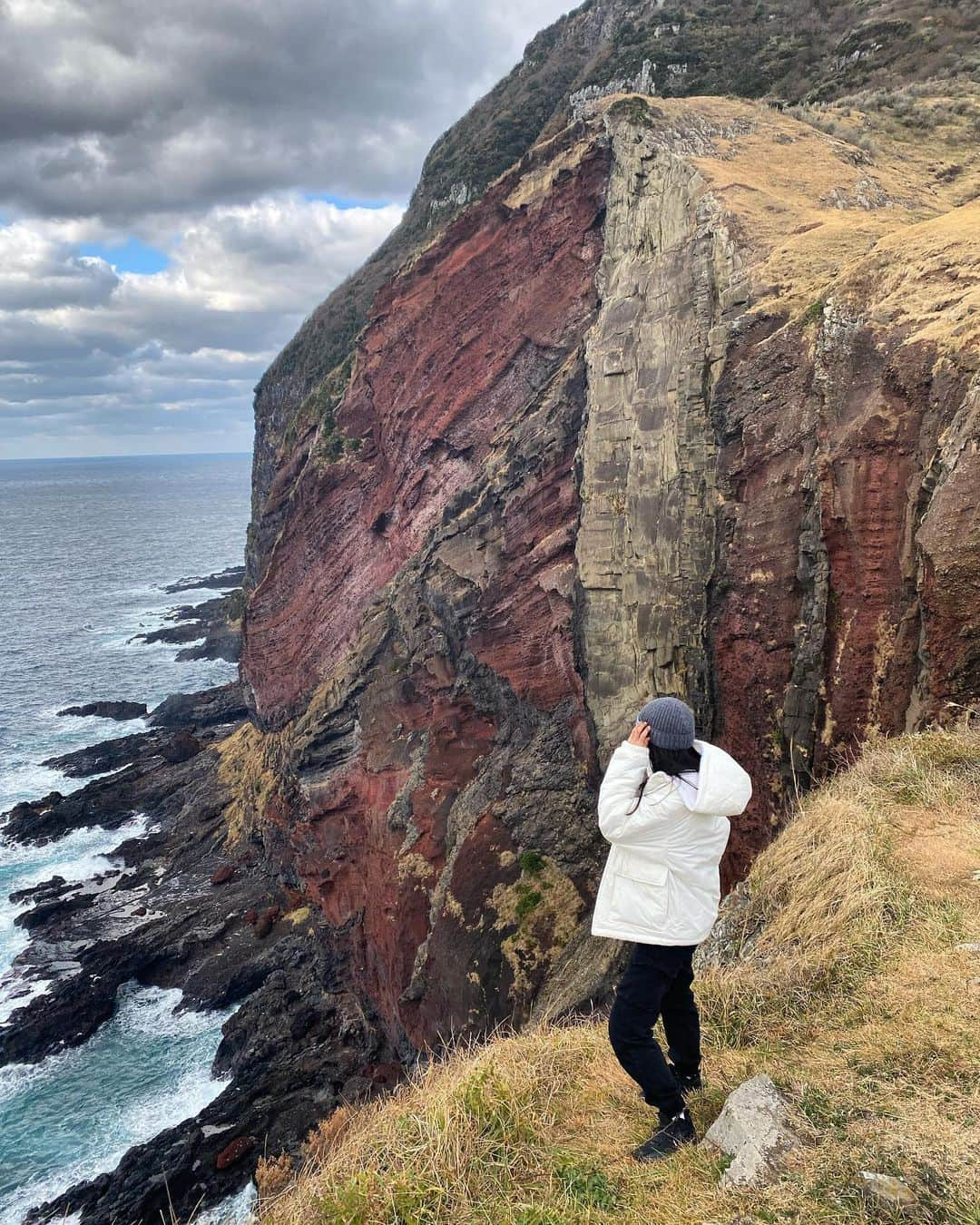 湯田葉月のインスタグラム：「Red Cliff in Chiburijima Island. #redcliff #sekiheki #kuriiport #shimane #okiislandsgeopark #okiislands #隠岐諸島 #知夫里島 #赤壁」