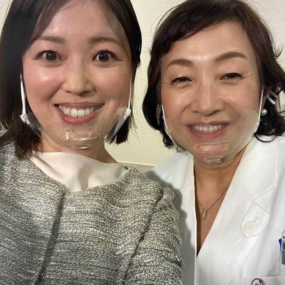 二瓶永莉さんのインスタグラム写真 - (二瓶永莉Instagram)「ひっっっさびさのフィード投稿🤔  @kotsubanteimatsuri  明日12/4 13:00から骨盤底まつり2021がオンラインで開催されます！  大大大ファンの対馬ルリ子先生@rurikotsushimaと関口由紀先生@yukisekiguchi1228を筆頭に、ゲストに女優の鈴木砂羽さんも登場するよーーー✨  骨盤底に関すること、女性ホルモンに関することなどなど、私は日本一笑えて学べる祭りだと思います。もう楽し過ぎて笑い過ぎて骨盤底の神輿担ぎたいくらい！  今年もMCで参加します！やったー🙆‍♀️  大大大好評だった参加者特典のギフトボックスはもちろん今年も用意されてるそうです♡ (去年チケット買わなくて超後悔したので、今年は事前に買いました。どうしてもギフトボックス欲しい笑)  チケットは明日の18時まで3000円で購入できます。アーカイブ配信も観れるよ。  骨盤底っていうワードだけだと正直ピンと来なかったけれど、 30を過ぎた辺りから毎日いいようのない不調がまとわりついて、 さらに産後にいたっては、私明日起き上がれないなと思うほど心身ともに絶不調に陥っていたのを救ってくれたのがこのお祭りだったのです😭😭😭  私は女性ホルモンにめちゃくちゃ振り回されるタイプなんだなと実感しているので、今から更年期が恐怖でしょうがないけれど、先生方のお話を聞いていると、対処法は色々あるんだからなんとかなるな〜と楽観的に捉えられるように。  正しい情報と知識は自分を助けてくれるのだ！  女性ホルモンに関するお悩みがあったり困っていることがあれば、ぜひぜひご覧になってください♡  #骨盤底祭り2021 #骨盤底まつり2021」12月3日 16時06分 - eri_nihei