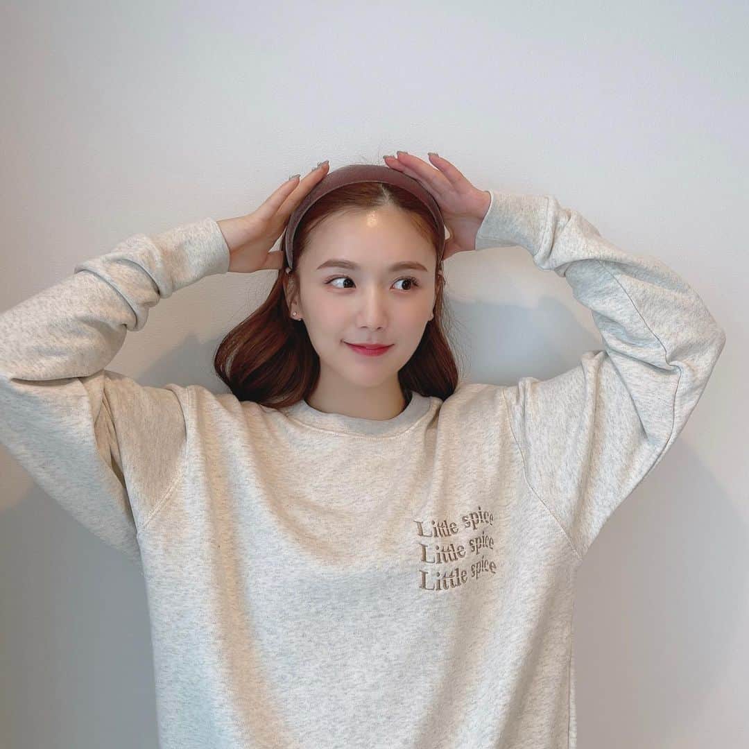 ひよんのインスタグラム：「🎄❤️  9unqのクリスマス限定アイテム🤶 明日から発売開始だよ〜☺️✨ 初のユニセックスアイテムなの❣️ お友達とお揃いにしてもいいし、 彼とお揃いで着たりしてほしいな〜💛  トレーナーを買ってくれた方には、 ノベルティーでブランケットもプレゼントできるから 早めにチェックしてね☺️💖  クアンクからみんなへ、 クリスマスプレゼント🎁🎅🎉  #ひよん #ひよん服 #9unq #クアンク #クリスマス #クリスマスプレゼント #」