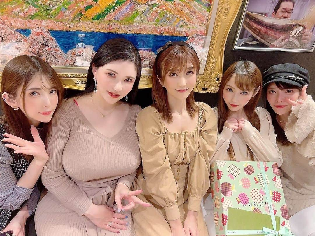 波多野結衣さんのインスタグラム写真 - (波多野結衣Instagram)「銀座の美会(@ginza_bia )さんで、いつメンでるーちゃんとあいちんのお誕生日会したよ🎂✨  美会さんはタイ料理と日本料理のイノベーティブ・フュージョンのお料理が食べれるお店です🍴  どっちも味わえる不思議さと、新しい感じが新鮮で、刺激いっぱいでした🥺✨  そしてなんといっても美味しい…！！  サプライズのケーキも2人に1つずつ出して下さって、皆大満足🥰 皆で選んだプレゼントも喜んでくれてよかった🎁💓  るーちゃん、あいちん、素敵な年を過してね…🥰 . . #銀座美会 #美会  #銀座グルメ #イノベーティブフュージョン  #タイ料理 #日本料理  #コース料理 #美味しい  #誕生日会 #おめでとう  #佳苗るか #上原亜衣  #大槻ひびき #沖田杏梨  #波多野結衣」12月3日 16時37分 - hatachan524