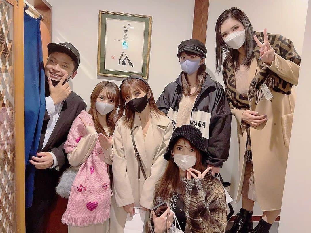 波多野結衣さんのインスタグラム写真 - (波多野結衣Instagram)「銀座の美会(@ginza_bia )さんで、いつメンでるーちゃんとあいちんのお誕生日会したよ🎂✨  美会さんはタイ料理と日本料理のイノベーティブ・フュージョンのお料理が食べれるお店です🍴  どっちも味わえる不思議さと、新しい感じが新鮮で、刺激いっぱいでした🥺✨  そしてなんといっても美味しい…！！  サプライズのケーキも2人に1つずつ出して下さって、皆大満足🥰 皆で選んだプレゼントも喜んでくれてよかった🎁💓  るーちゃん、あいちん、素敵な年を過してね…🥰 . . #銀座美会 #美会  #銀座グルメ #イノベーティブフュージョン  #タイ料理 #日本料理  #コース料理 #美味しい  #誕生日会 #おめでとう  #佳苗るか #上原亜衣  #大槻ひびき #沖田杏梨  #波多野結衣」12月3日 16時37分 - hatachan524