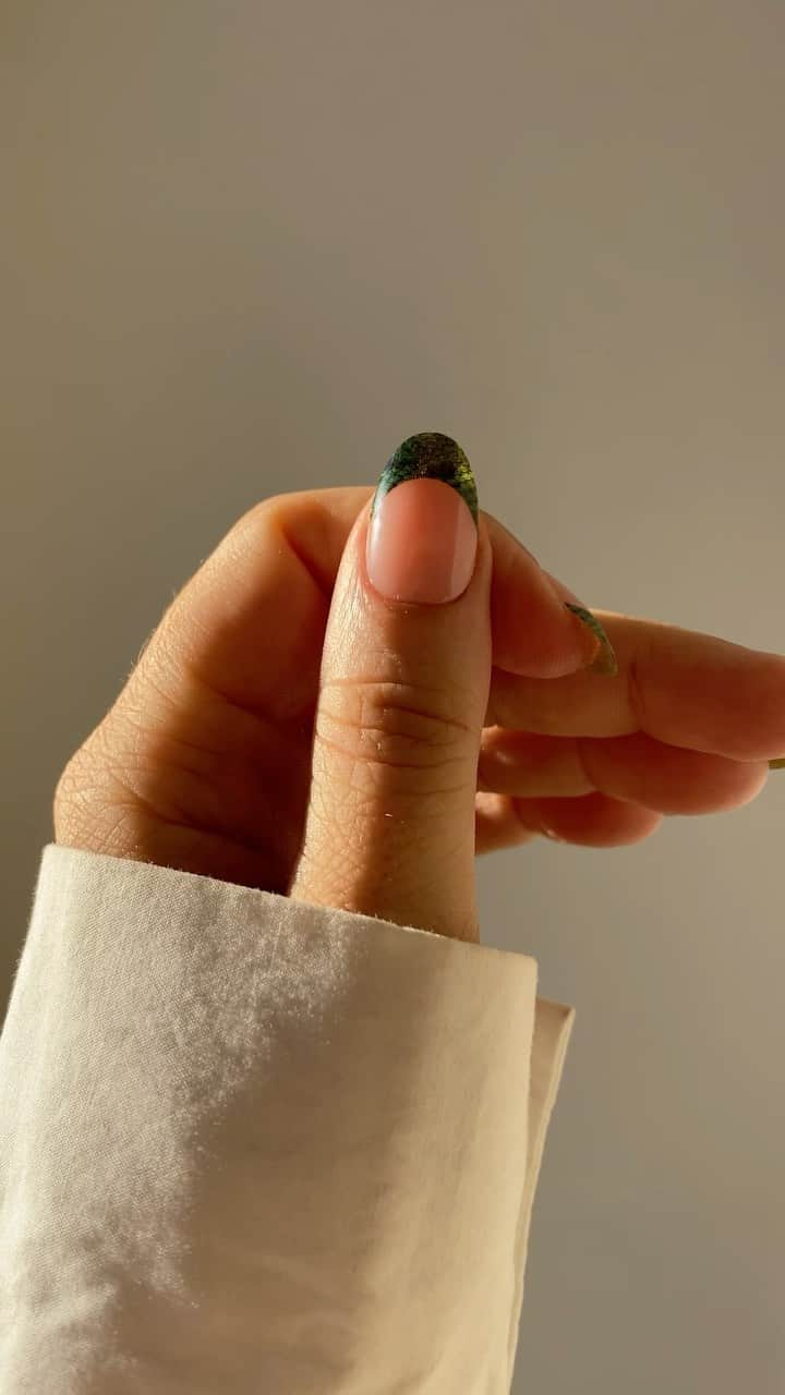 Soniaのインスタグラム：「𝑺𝒏𝒂𝒌𝒆𝒔𝒌𝒊𝒏 French Tip🐍 If it’s emerald green it counts as a Christmas mani, right?💅 wearing my @signetbeauty 𝑵𝒂𝒓𝒄𝒊𝒔𝒔𝒂 press ons, linked in my bio☺️ - #frenchtipnails #christmasnails #pressonnails #frenchnails #winternails #nailinspo」