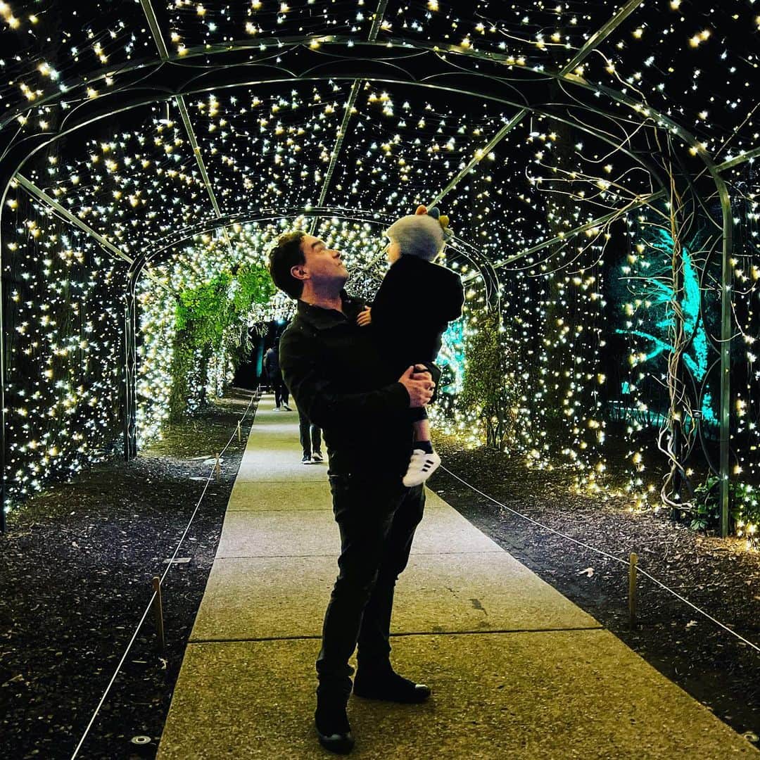 ジョニー・ガレッキのインスタグラム：「Let it snow. With my best friend, Orbison Galecki.」