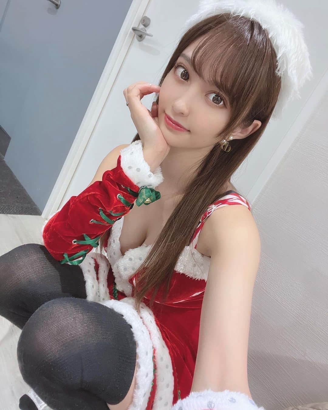 花咲れあさんのインスタグラム写真 - (花咲れあInstagram)「もうすぐクリスマス〜🎄🤶💕 . チェキ撮影してきました💫 . 届くまで楽しみに待っててね🎶 . #チェキ #サンタコス #コスプレ #cosplay #グラビア #gravure #モデル #model #모델 #그라비아 #日本的 #性感內衣 #性感 #内衣 #奶 #外拍 #外拍模特兒 #sexy #性感 #性感美女 #性感尤物 #花咲れあ #れあたん」12月4日 2時46分 - h_rea_0503