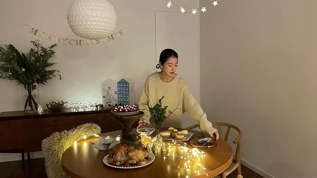 松本恵奈さんのインスタグラム写真 - (松本恵奈Instagram)「クリスマスYouTube撮りました◎新しいお家で初めて迎えるクリスマス🎄クリスマスに出したら喜ばれそうなお料理やお家に馴染むインテリアをご紹介しています◎新しく購入したオススメクリスマスアイテムなども詳しく紹介しているので是非参考にしてみてね♡ #enachannel #YouTube #xmas #interior #お料理 #enahhouse」12月4日 3時03分 - ena1123