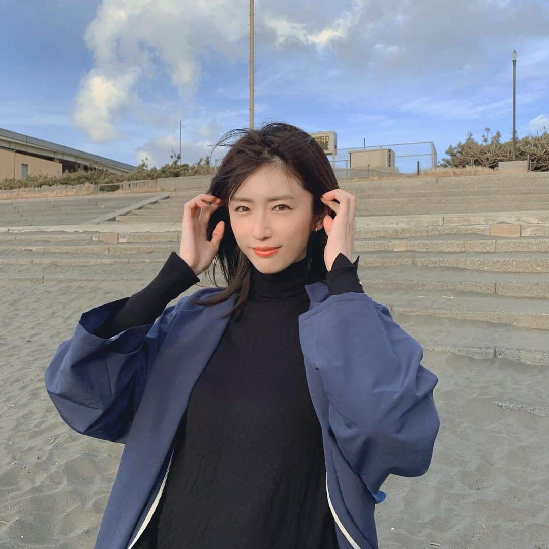 樋口柚子のインスタグラム：「風強かったけど気持ちいい海☀️」