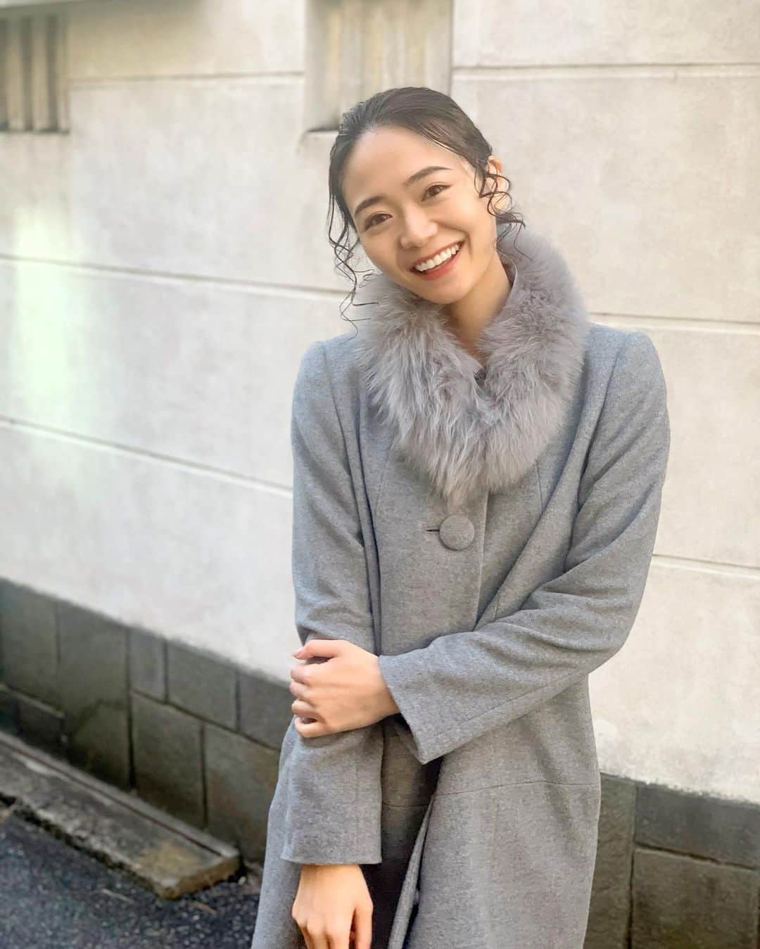 緑川静香のインスタグラム：「今年の推しコートはこれに決めたっ❣️  @debutdefiore @laissepasse.onlinestore   ファーは首に巻いても腕に付けてもいいのがすごい嬉しい☺️ 気分によって変えるんだ✨ ⁡ 可愛いコートでテンション上がる〜💓 これで少〜しも寒くないわ😌 ⁡ #debutdefiore #laissepasse #coat  #コートコーデ  #女子力あがる  #気がしてる #グレーだからまたなんでも合うのよね #うふふふ」