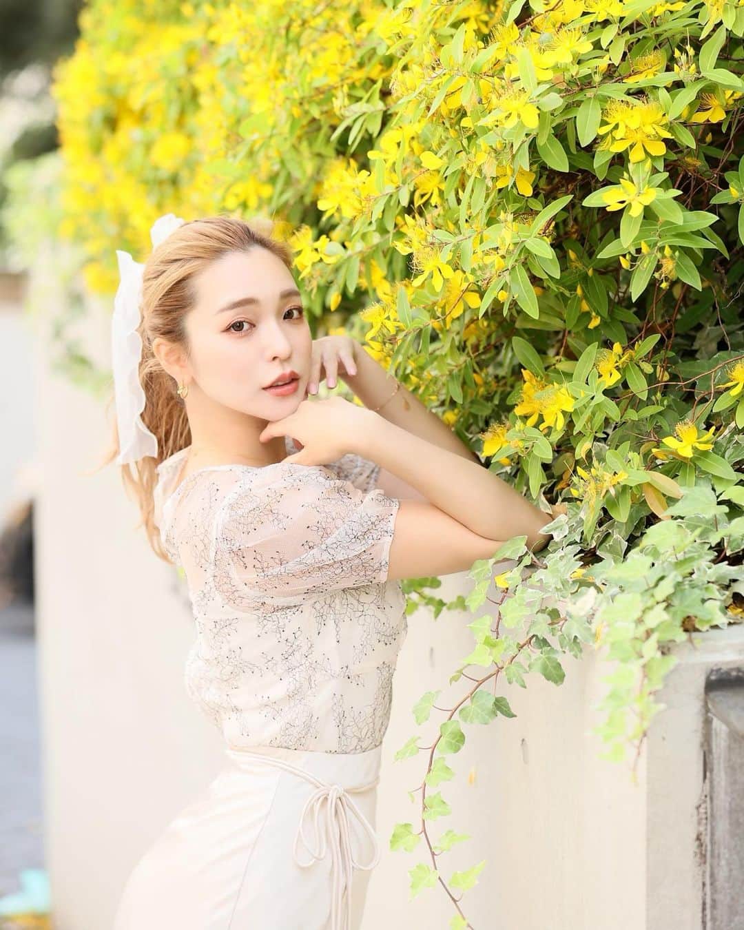 Hitomiのインスタグラム：「❤︎  🌼🌼🌼  はぁ〜今年ももう終わりーー😖 なかなか寒くなってきて冬の匂いがしますな❄️☃️ 2021年今年もわずかだけど 悔い残らないように楽しんで過ごそう🧡💛 とりあえず私は12/5みんなと会えるの 楽しみにしてます...わくわく🥺❤️  photo by @shinichiyasuda 🌿 この撮影花の花粉が目に入って苦しんだの思い出すw  #新潟　#niigata #2021」