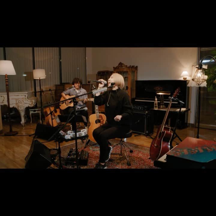 阿部真央のインスタグラム：「YouTubeライブより「pharmacy」ライブ映像公開されました✨是非ご覧ください💊  #阿部真央 #abemaoyoutubelive」