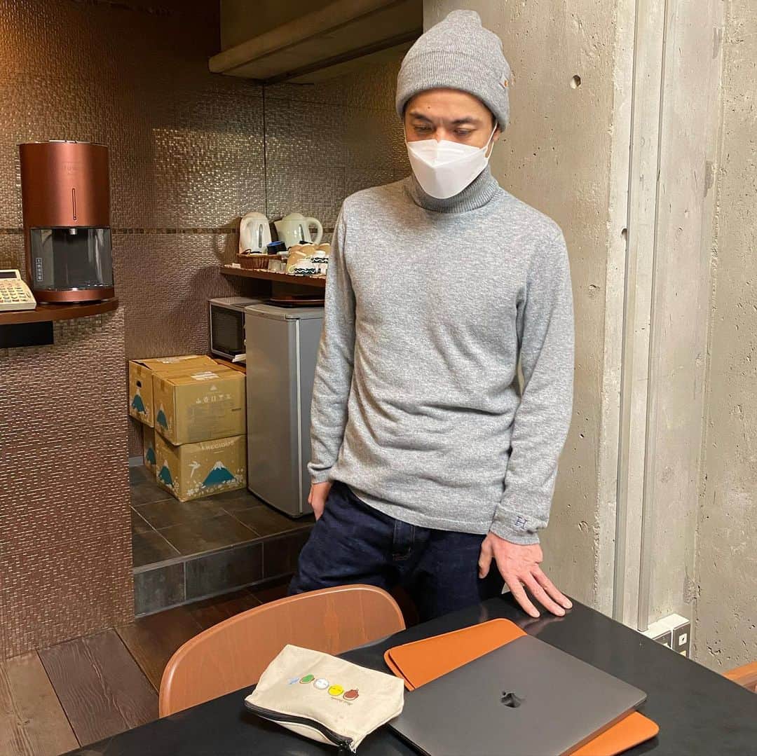 のインスタグラム：「森大輔のポーチを愛用する久保田利伸であります🥺👝✨  #久保田利伸  #中身はmacのケーブル #他にもusbとか #愛用してるところを森大輔に見られた日😂 #fjshop」