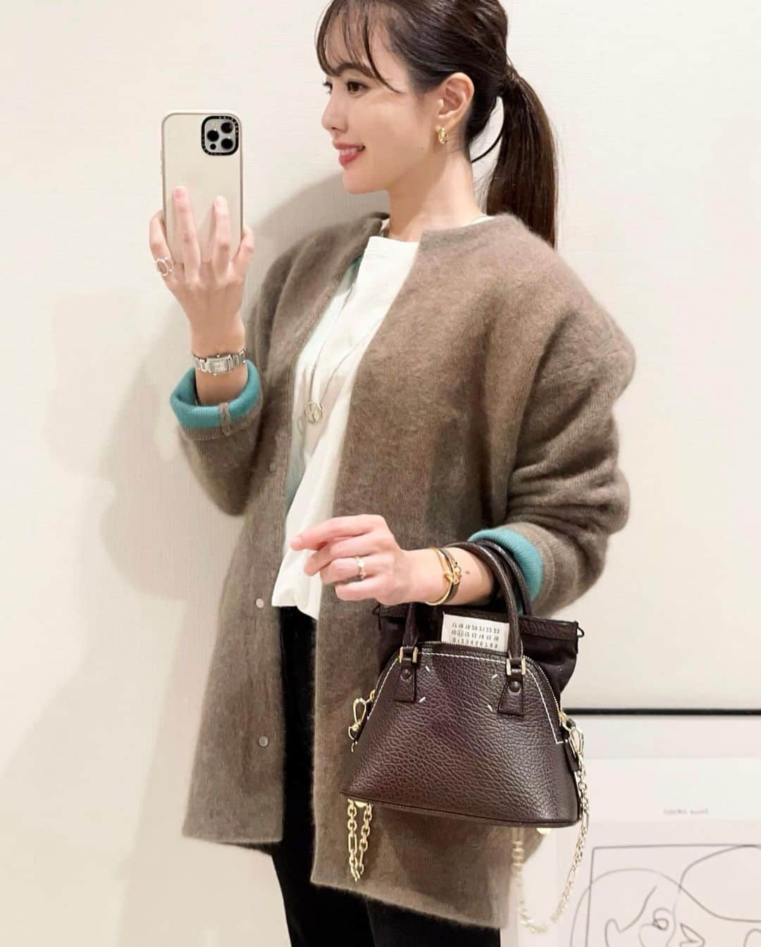Aoiさんのインスタグラム写真 - (AoiInstagram)「予約していた @elendeek の ラクーンカーディガンが やっと届いた〜❤️ 柔らかい質感だけど 形がしっかりしている所も お尻が隠れる丈間も ボタンのデザインも 内側がグリーンなのも全部かわいい🥺💕 お袖めくってグリーン出すのが好きですが、めくらなかったら シンプルに着られるよ🤤  #冬コーデ#プチプラ#ニットカーデ#ラクーンカーディガン #白シャツ#elendeek  #シンプルコーデ #カジュアル#トレンド#クール#トップス#バッグ#平均身長コーデ#fashion#プチプラ#ootd#cordinate#大人カジュアル」12月3日 19時05分 - aoioa